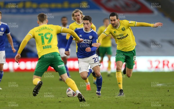 160121 - Cardiff City v Norwich City, Sky Bet Championship - Harry Wilson of Cardiff City presses through the Norwich defence