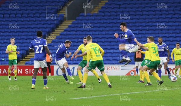 160121 - Cardiff City v Norwich City, Sky Bet Championship - Joe Ralls of Cardiff City, centre, shoots to score goal