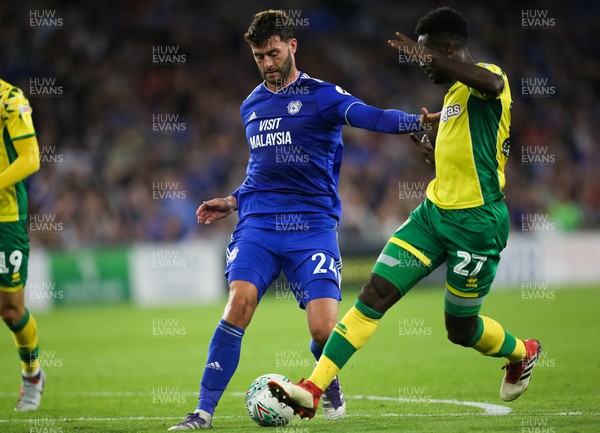280818 - Cardiff City v Norwich City, Carabao Cup - Gary Madine of Cardiff City is challenged by Alexander Tettey of Norwich City