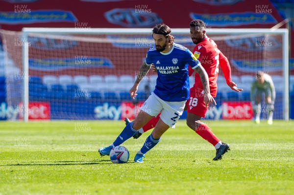 020421 - Cardiff City v Nottingham Forest - Sky Bet Championship - Marlon Pack of Cardiff City beats Cafu of Nottingham Forest