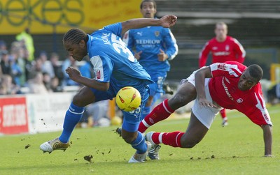 030105 - Cardiff City v Nottingham Forest - Cardiff's Cameron Jerome is challenged by Wes Morgan