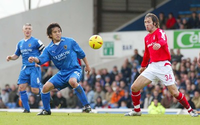 030105 - Cardiff City v Nottingham Forest - Cardiff's Junichi Inamoto challenges  Shaun Derry for the ball