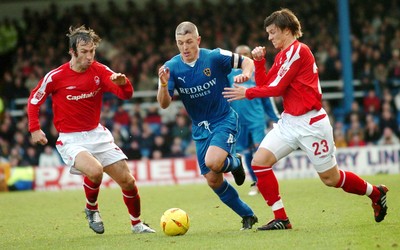 030105 - Cardiff City v Nottingham Forest - Cardiff's Graham Kavanagh tries to get between Shaun Derry (left) and Eugen Bopp (rt)