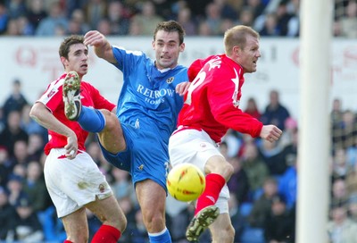 030105 - Cardiff City v Nottingham Forest - Cardiff's Peter Thorne heads at goal