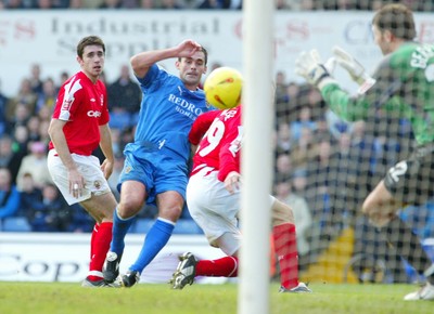 030105 - Cardiff City v Nottingham Forest - Cardiff's Peter Thorne heads at goal