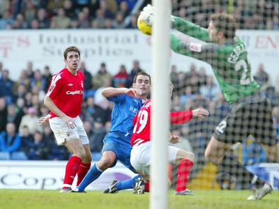 030105 - Cardiff City v Nottingham Forest - Cardiff's Peter Thorne watches keeper Paul Gerrard save head at goal