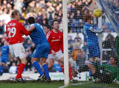 030105 - Cardiff City v Nottingham Forest - Cardiff's Peter Thorne (left) heels the ball into the net, scoring the second goal