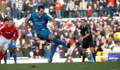 030105 - Cardiff City v Nottingham Forest - Cardiff's Peter Thorne scores penalty