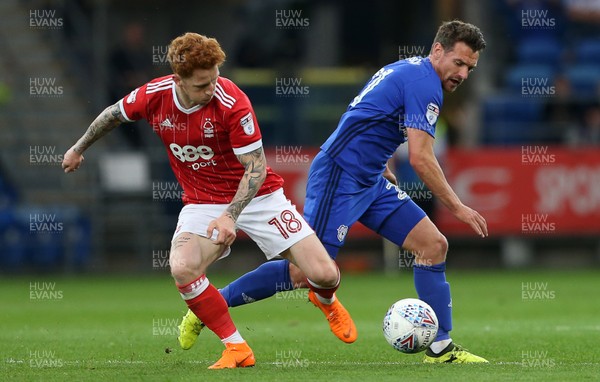 210418 - Cardiff City v Nottingham Forest - SkyBet Championship - Jack Colback of Nottingham Forest is challenged by Craig Bryson of Cardiff City