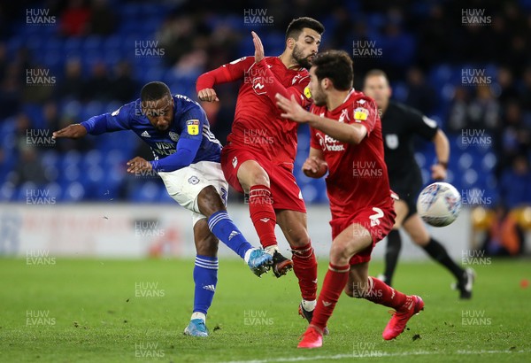 250220 - Cardiff City v Nottingham Forest - SkyBet Championship - Junior Hoilett of Cardiff City takes a shot at goal