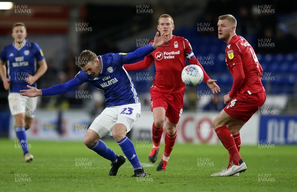 250220 - Cardiff City v Nottingham Forest - SkyBet Championship - Danny Ward of Cardiff City is challenged by Joe Worrall of Nottingham Forest
