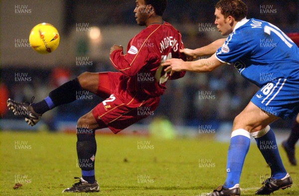 310103 - Cardiff City v Oldham Athletic - Division Two - Oldham's Wayne Andrews beats Scott Young to the ball