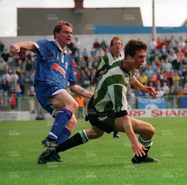 250993 - Cardiff City v Plymouth Argyle - Division 2 -  Phil Stant of Cardiff City challenges Andy Comyn of Plymouth Argyle 