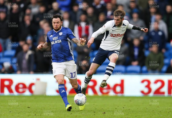 211219 - Cardiff City v Preston North End, Sky Bet Championship - Lee Tomlin of Cardiff City and Tom Barkhuizen of Preston North End compete for the ball
