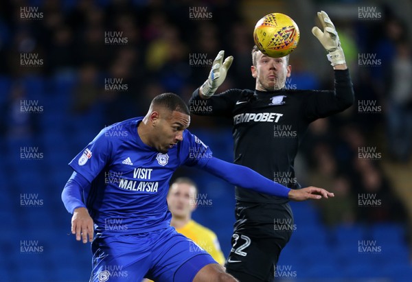 291217 - Cardiff City v Preston North End - SkyBet Championship - Chris Maxwell of Preston North End is challenged by Kenneth Zohore of Cardiff City