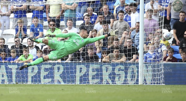 260817 - Cardiff City v Queens Park Rangers, Sky Bet Championship - Cardiff City goalkeeper Neil Etheridge dives as the ball flies past the post