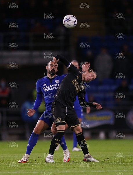 031121 - Cardiff City v Queens Park Rangers, Sky Bet Championship - Stefan Johansen of Queens Park Rangers and Marlon Pack of Cardiff City compete for the ball