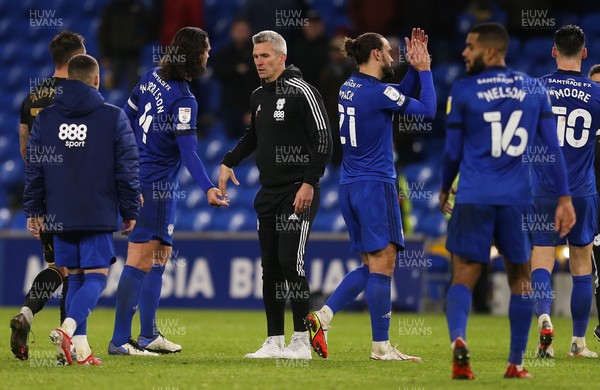 031121 - Cardiff City v Queens Park Rangers, Sky Bet Championship - Cardiff City caretaker manager Steve Morison his players at the end of the match with Kieffer Moore of Cardiff City