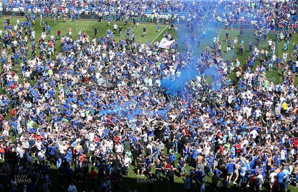 060518 - Cardiff City v Reading FC - SkyBet Championship - The fans invade the pitch at full time