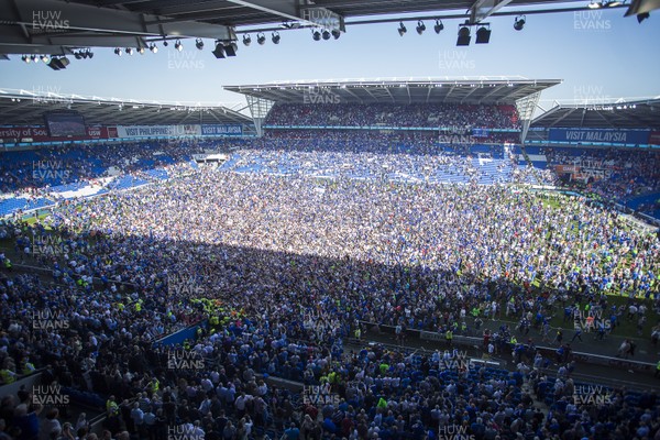 060518 - Cardiff City v Reading FC - SkyBet Championship - Fans invade the pitch at full time
