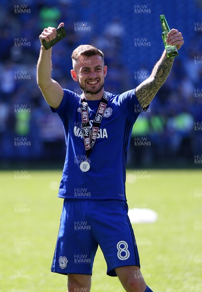 060518 - Cardiff City v Reading FC - SkyBet Championship - Joe Ralls of Cardiff City thanks the fans
