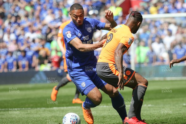 060518 - Cardiff City v Reading, Sky Bet Championship - Kenneth Zohore of Cardiff City takes on Leandro Bacuna of Reading