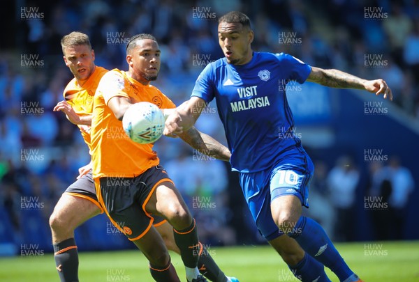 060518 - Cardiff City v Reading, Sky Bet Championship - Kenneth Zohore of Cardiff City takes on Liam Moore of Reading