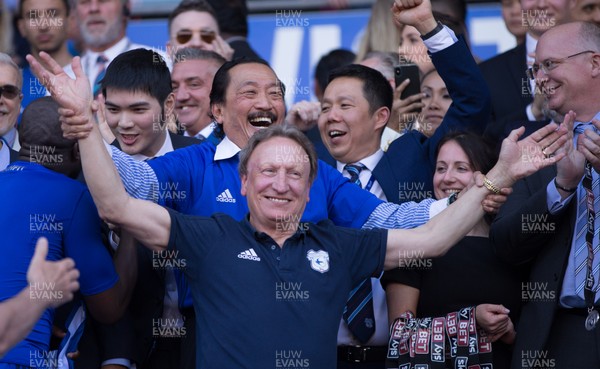 060518 - Cardiff City v Reading, Sky Bet Championship - Cardiff City manager Neil Warnock celebrates with Vincent Tan after winning promotion to the Premier League