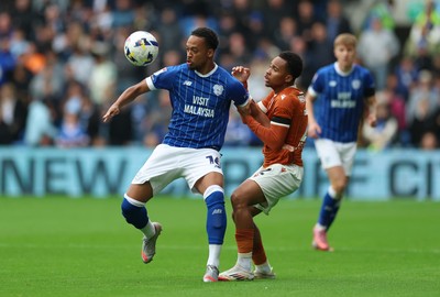 181025 - Cardiff City v Reading, EFL SkyBet League 1 - Chris Willock of Cardiff City and Kelvin Abrefa of Reading compete for the ball