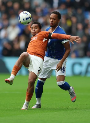 181025 - Cardiff City v Reading, EFL SkyBet League 1 - Chris Willock of Cardiff City and Kelvin Abrefa of Reading compete for the ball