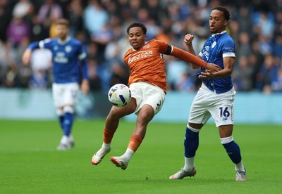 181025 - Cardiff City v Reading, EFL SkyBet League 1 - Chris Willock of Cardiff City and Kelvin Abrefa of Reading compete for the ball