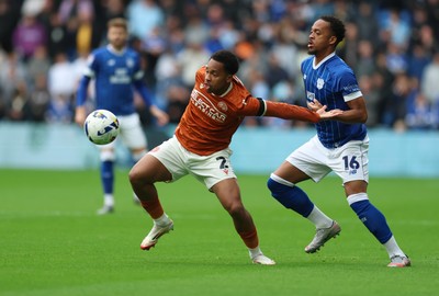 181025 - Cardiff City v Reading, EFL SkyBet League 1 - Chris Willock of Cardiff City and Kelvin Abrefa of Reading compete for the ball