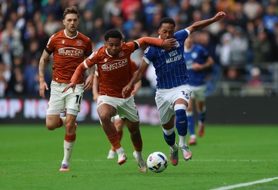 181025 - Cardiff City v Reading, EFL SkyBet League 1 - Kelvin Abrefa of Reading and Chris Willock of Cardiff City compete for the ball