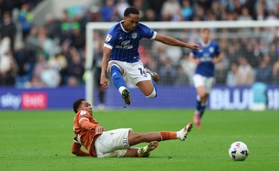181025 - Cardiff City v Reading, EFL SkyBet League 1 - Chris Willock of Cardiff City avoids the challenge of Kelvin Abrefa of Reading