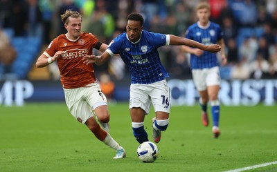 181025 - Cardiff City v Reading, EFL SkyBet League 1 - Chris Willock of Cardiff City plays the ball forward