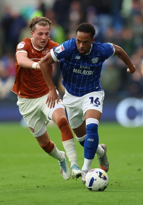 181025 - Cardiff City v Reading, EFL SkyBet League 1 - Chris Willock of Cardiff City plays the ball forward