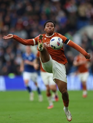 181025 - Cardiff City v Reading, EFL SkyBet League 1 - Kelvin Abrefa of Reading wins the ball