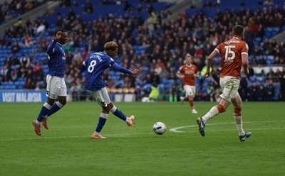 181025 - Cardiff City v Reading, EFL SkyBet League 1 - Omari Kellyman of Cardiff City shoots to score goal