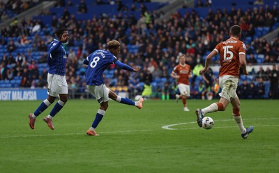 181025 - Cardiff City v Reading, EFL SkyBet League 1 - Omari Kellyman of Cardiff City shoots to score goal