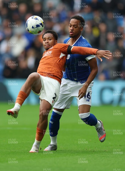 181025 - Cardiff City v Reading, EFL SkyBet League 1 - Chris Willock of Cardiff City and Kelvin Abrefa of Reading compete for the ball