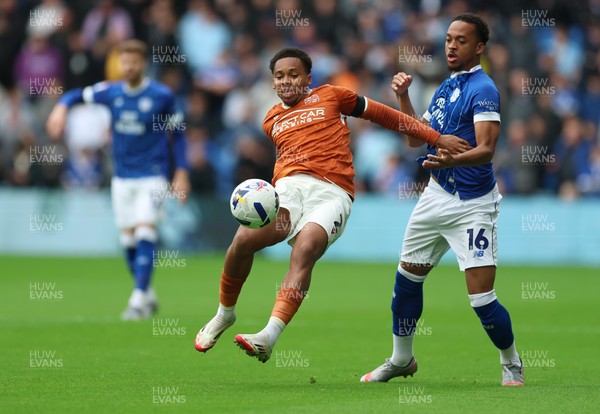 181025 - Cardiff City v Reading, EFL SkyBet League 1 - Chris Willock of Cardiff City and Kelvin Abrefa of Reading compete for the ball