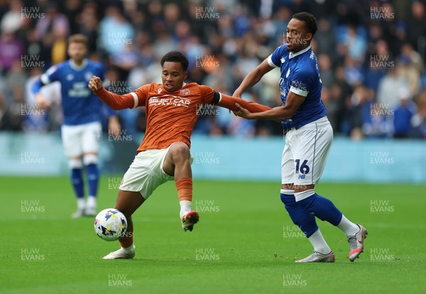 181025 - Cardiff City v Reading, EFL SkyBet League 1 - Chris Willock of Cardiff City and Kelvin Abrefa of Reading compete for the ball