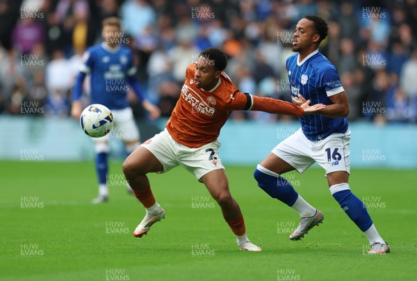 181025 - Cardiff City v Reading, EFL SkyBet League 1 - Chris Willock of Cardiff City and Kelvin Abrefa of Reading compete for the ball
