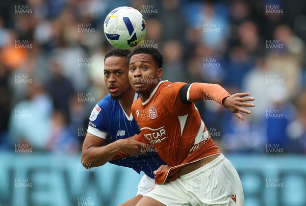 181025 - Cardiff City v Reading, EFL SkyBet League 1 - Chris Willock of Cardiff City and Kelvin Abrefa of Reading compete for the ball