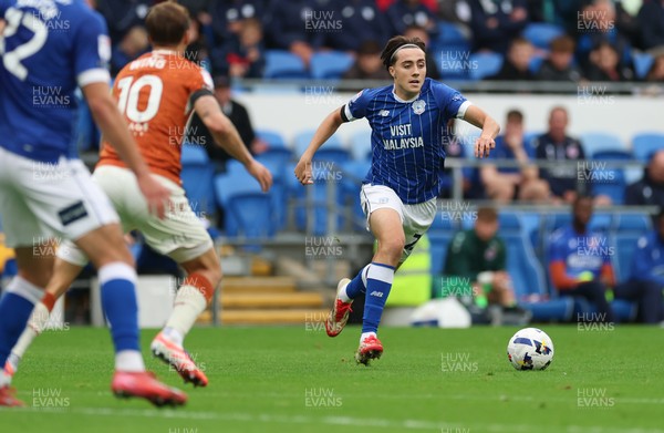 181025 - Cardiff City v Reading, EFL SkyBet League 1 - Joel Colwill of Cardiff City presses forward