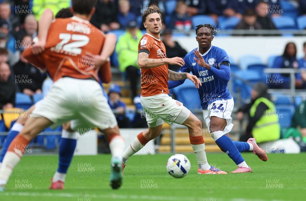 181025 - Cardiff City v Reading, EFL SkyBet League 1 - Ronan Kpakio of Cardiff City plays the ball forward