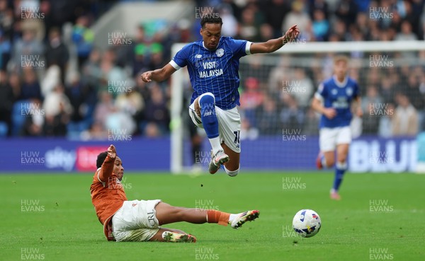 181025 - Cardiff City v Reading, EFL SkyBet League 1 - Chris Willock of Cardiff City avoids the challenge of Kelvin Abrefa of Reading