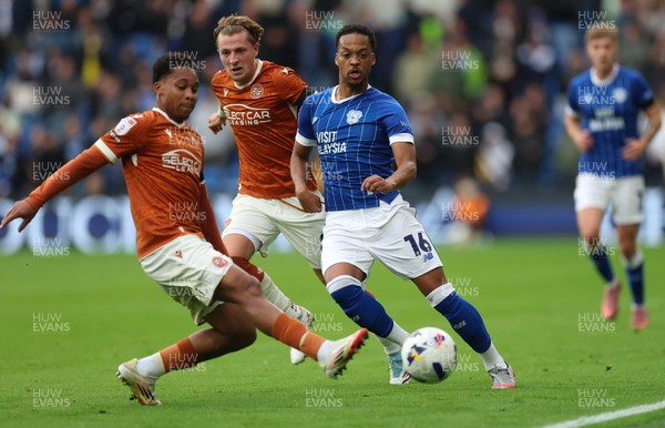 181025 - Cardiff City v Reading, EFL SkyBet League 1 - Chris Willock of Cardiff City plays the ball forward