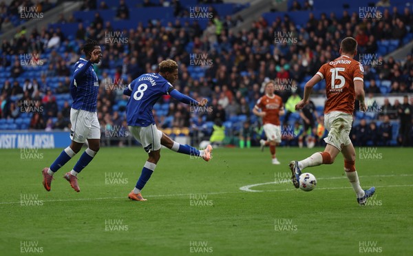 181025 - Cardiff City v Reading, EFL SkyBet League 1 - Omari Kellyman of Cardiff City shoots to score goal