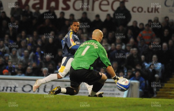 25.11.08 - Cardiff City v Reading - The Championship - Cardiff's Wayne Routledge puts the ball past Reading 'keeper Marcus Hahnemann to score goal 